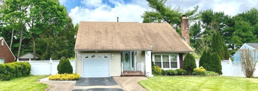 18 Eisenhower Ln