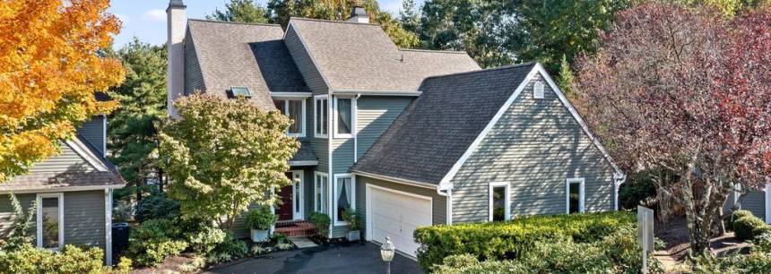 4 Horseshoe Ln