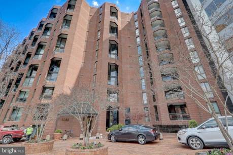 1099 22nd St NW 201