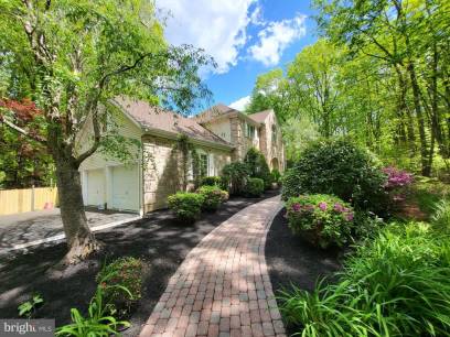 2 Laurel Dr