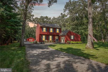 40 Holly Park Dr