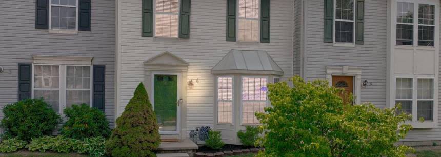 4 Coachlight Dr
