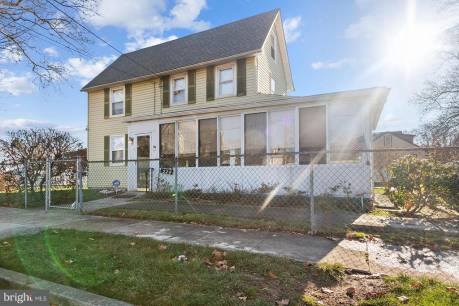 528 W 4th St