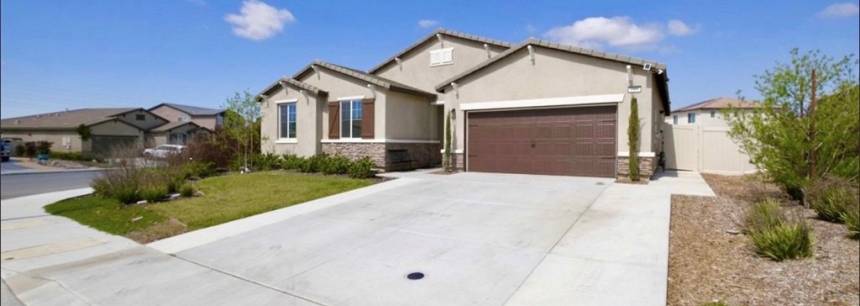 1099 Poinsettia Cir