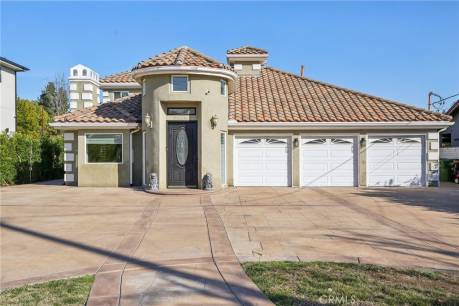 8820 Encino Ave