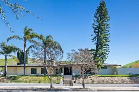 12384 Woodley Ave