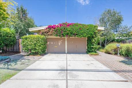 136 Thompson Ave