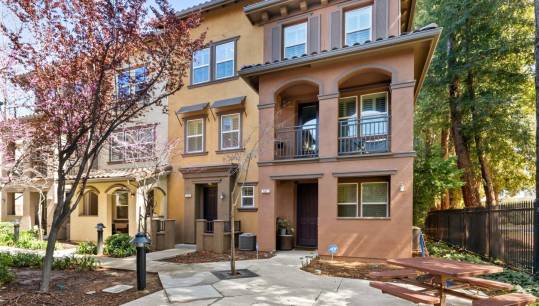515 Calabria Pl