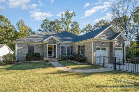 305 Hillcrest Dr