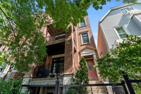 2346 W Roscoe St 3