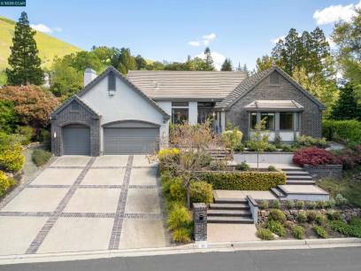 30 Oak Trail Court