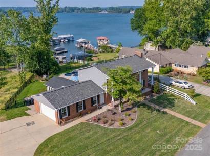 8005 Island View Ct