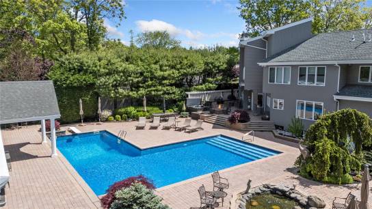 10 Crick Holly Ln