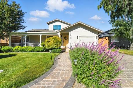 689 Robin Dr