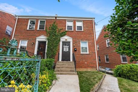 47 Underwood Pl NW