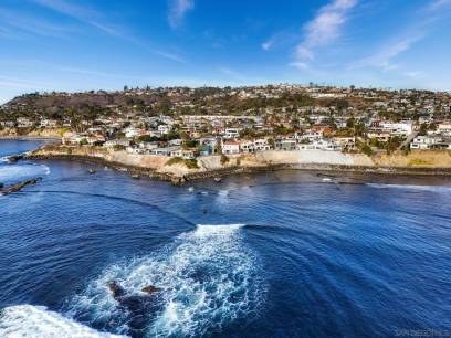 5662 Dolphin Pl