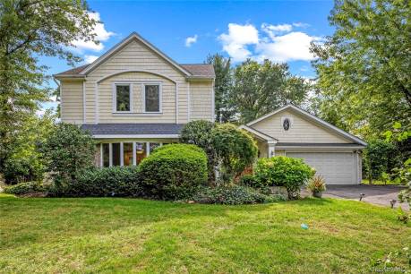 18 Locust Ln