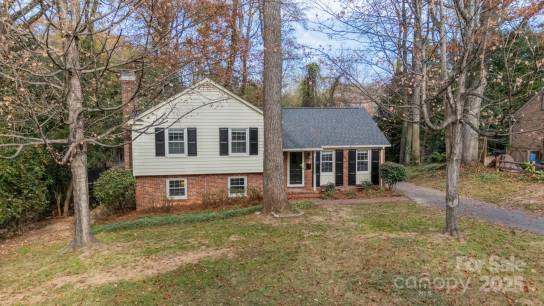 3221 Northampton Dr
