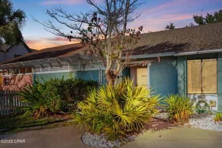 8520 N Lagoon Dr