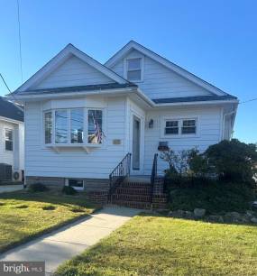 117 E Holly Ave