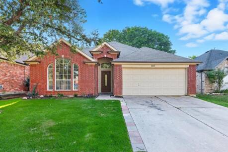 807 Lake Bridge Dr