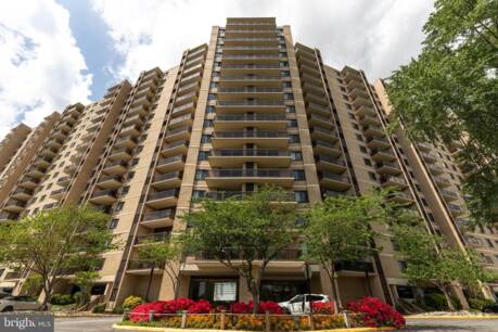 203 Yoakum Pkwy 1520