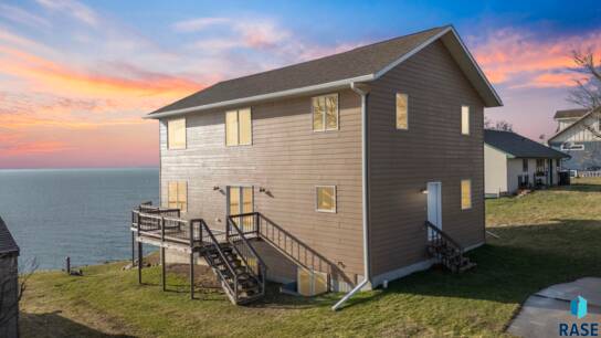 136 SE Lake Dr Dr