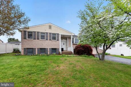 13 Pebble Ln