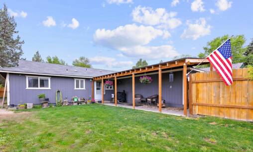 276 NE 10th St