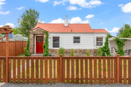 373 SE Fairview St