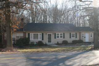 915 Lake Dr