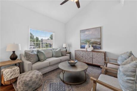 706 Holiday Dr