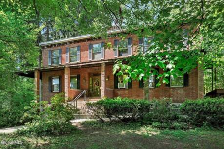 962 Main St