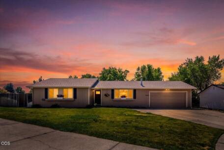 942 NW Maple Ct