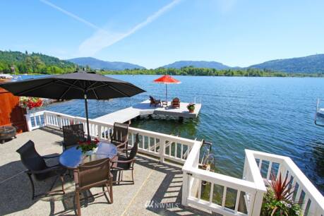 4253 E Lake Sammamish Shore Ln SE