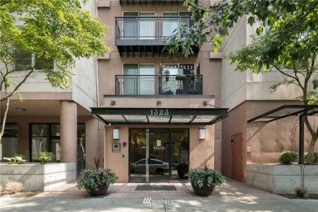 1323 Boren Ave 208