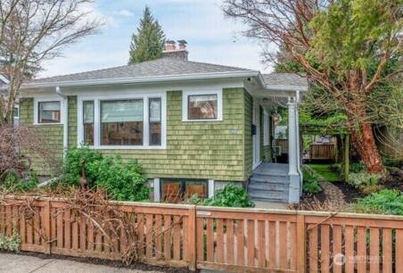 106 NE 46th St
