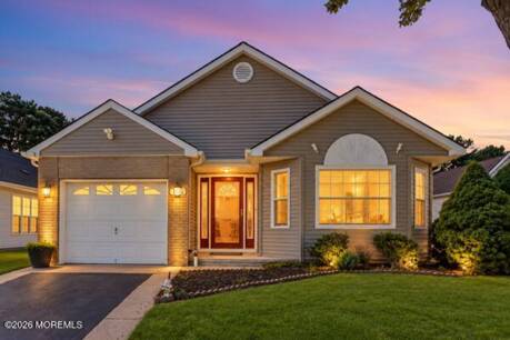 102 Canterbury Ln