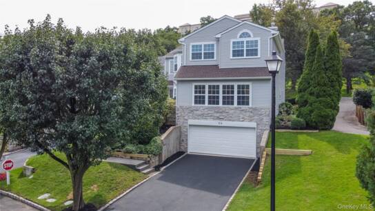 26 Hamlet Dr