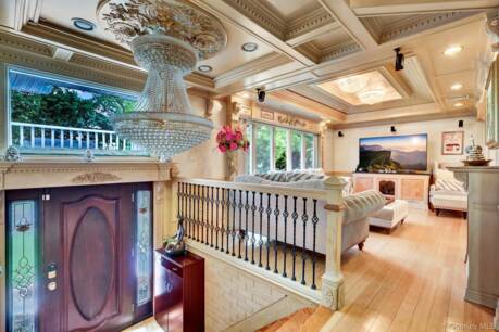 33 Country Village Ln