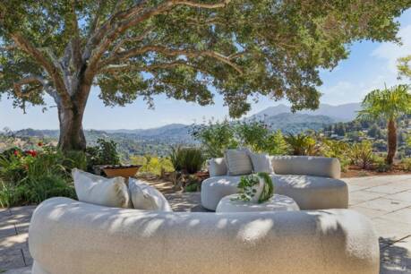 150 W Oak Knoll Dr